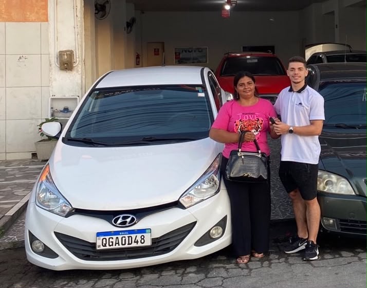 Cliente da Litorânea Car recebendo seu veículo — registro 1