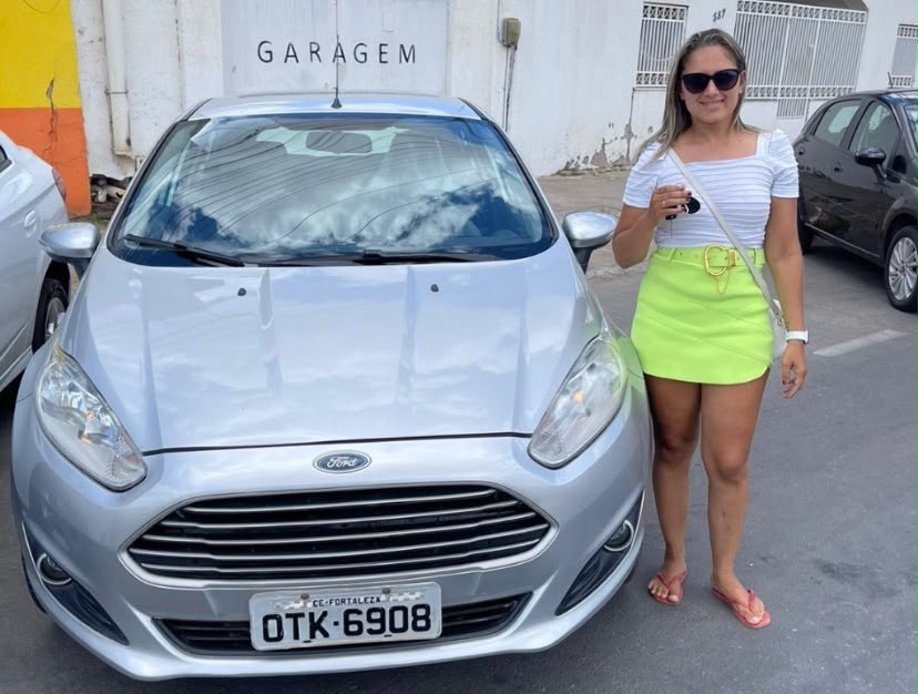 Cliente da Litorânea Car recebendo seu veículo — registro 2
