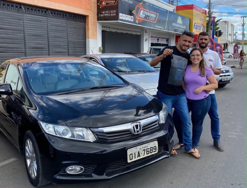 Cliente da Litorânea Car recebendo seu veículo — registro 3