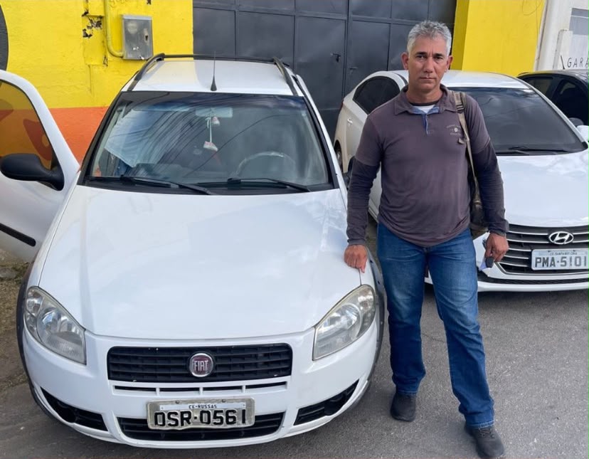 Cliente da Litorânea Car recebendo seu veículo — registro 4