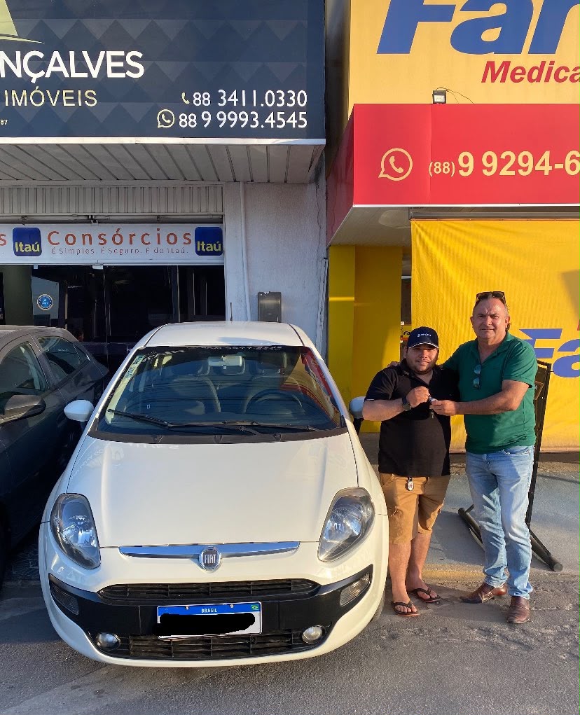 Cliente da Litorânea Car recebendo seu veículo — registro 5