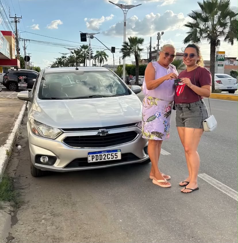 Cliente da Litorânea Car recebendo seu veículo — registro 6