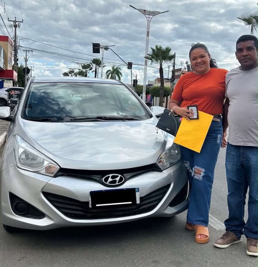 Cliente da Litorânea Car recebendo seu veículo — registro 7