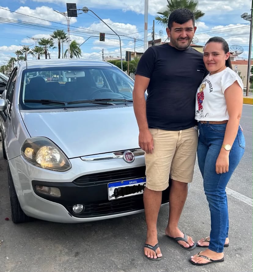 Cliente da Litorânea Car recebendo seu veículo — registro 8