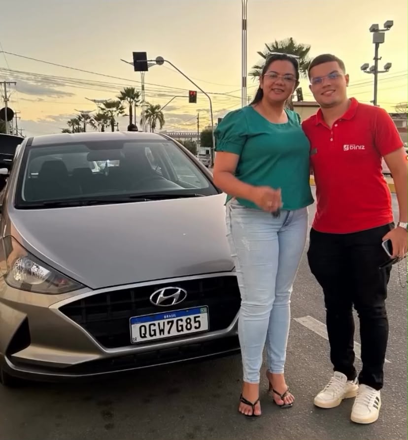 Cliente da Litorânea Car recebendo seu veículo — registro 9