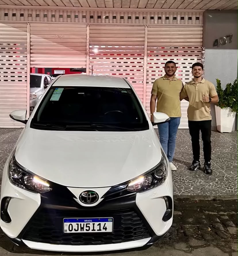 Cliente da Litorânea Car recebendo seu veículo — registro 10