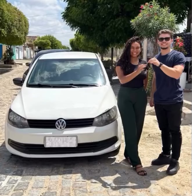 Cliente da Litorânea Car recebendo seu veículo — registro 11