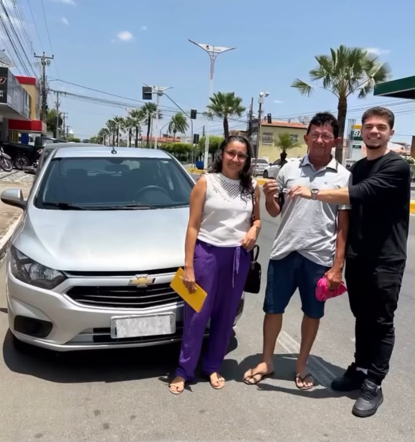 Cliente da Litorânea Car recebendo seu veículo — registro 12