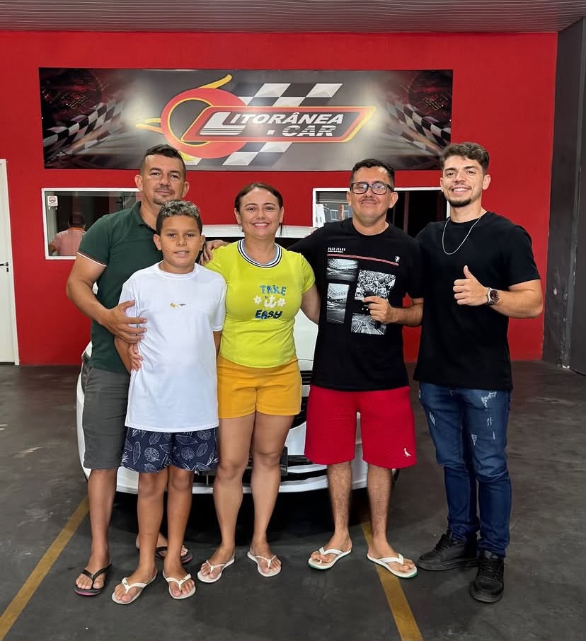 Cliente da Litorânea Car recebendo seu veículo — registro 16