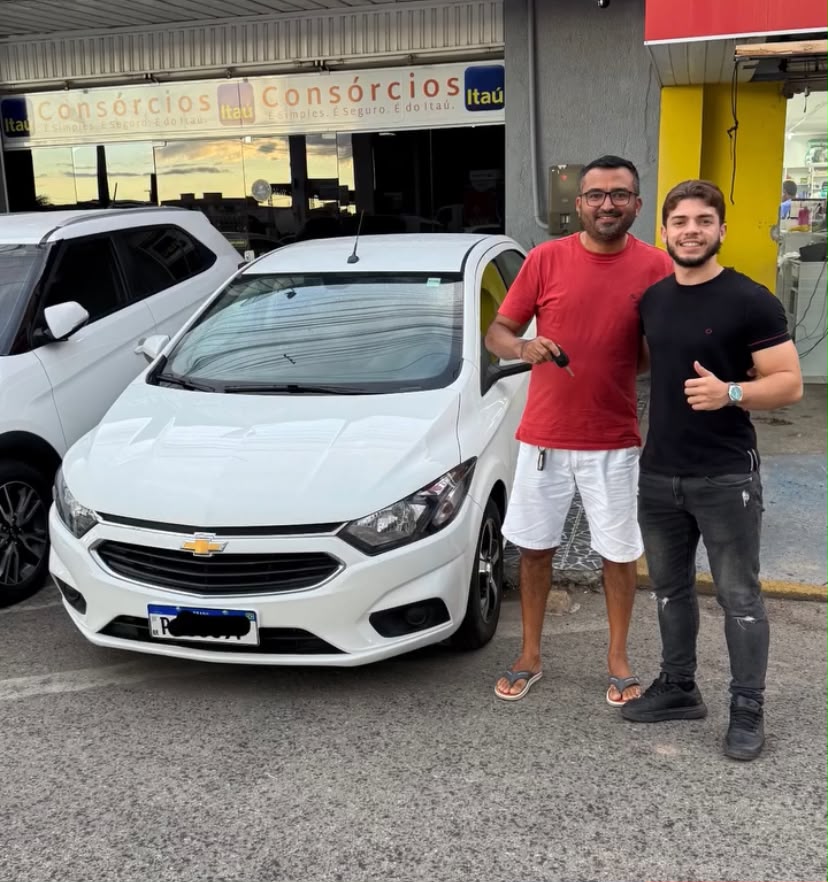 Cliente da Litorânea Car recebendo seu veículo — registro 17